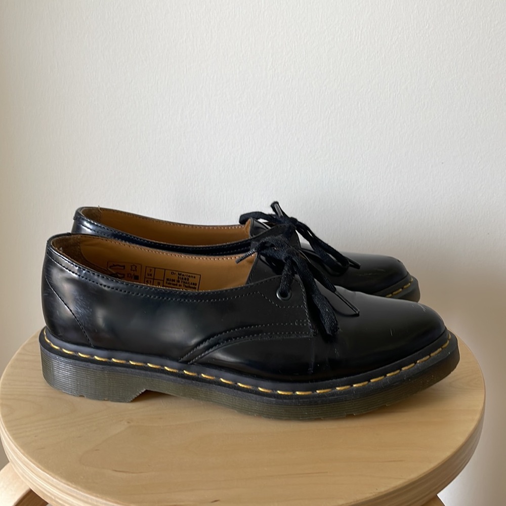 *RARE* almond toe womens black leather Doc Martens oxfords.
